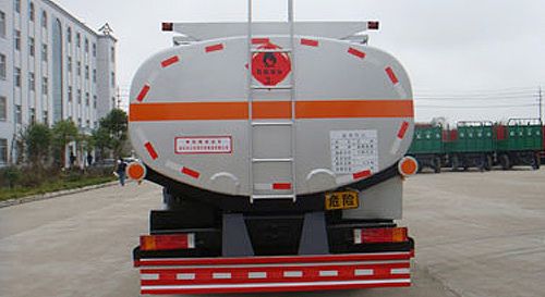 东风天龙小三轴运油车装油20－25立方米